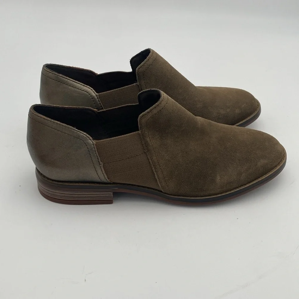 Clarks ankle booties women 9 olive green Suede Loafers slip on casual office Y2K